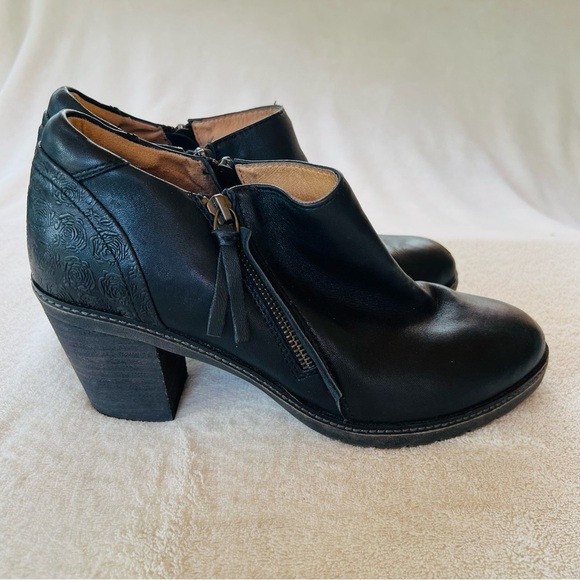 HÄLSA RYLEE EMBOSSED BLACK LEATHER ZIPPER ANKLE BOOTIES SIZE 9.5 - Picture 4 of 14